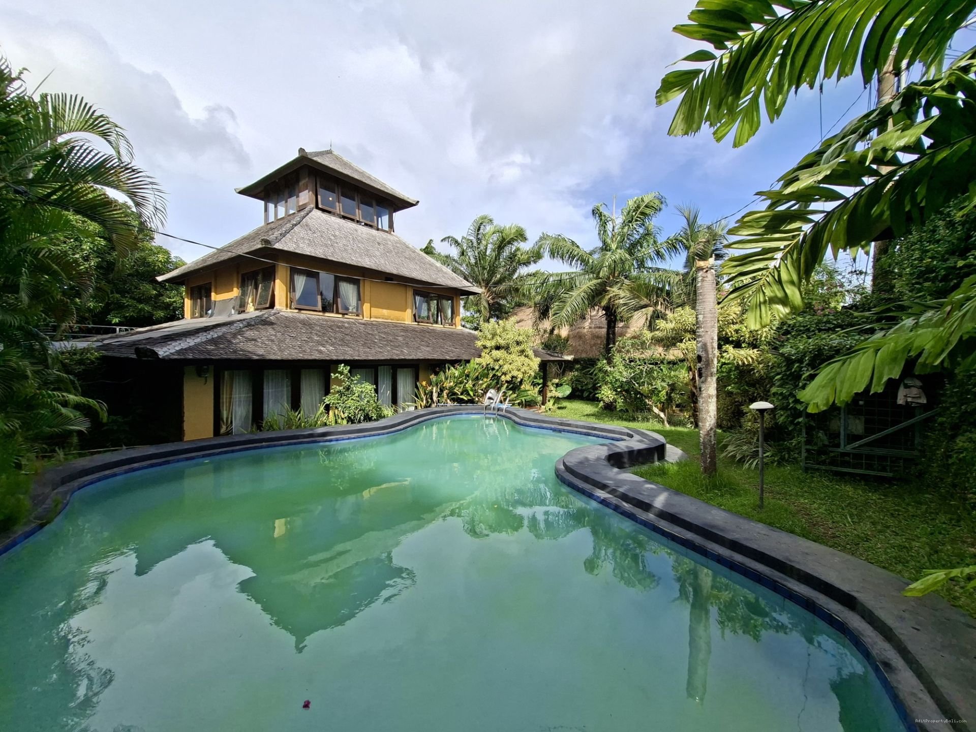 Traditional wooden villa balangan