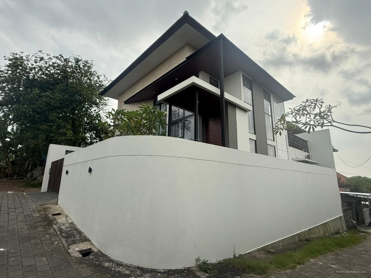 Rumah tunjung tutur
